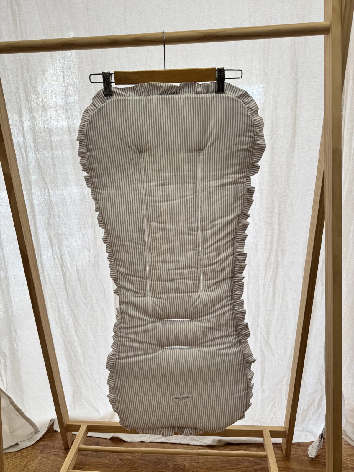 Colchoneta universal con volante rayas beige