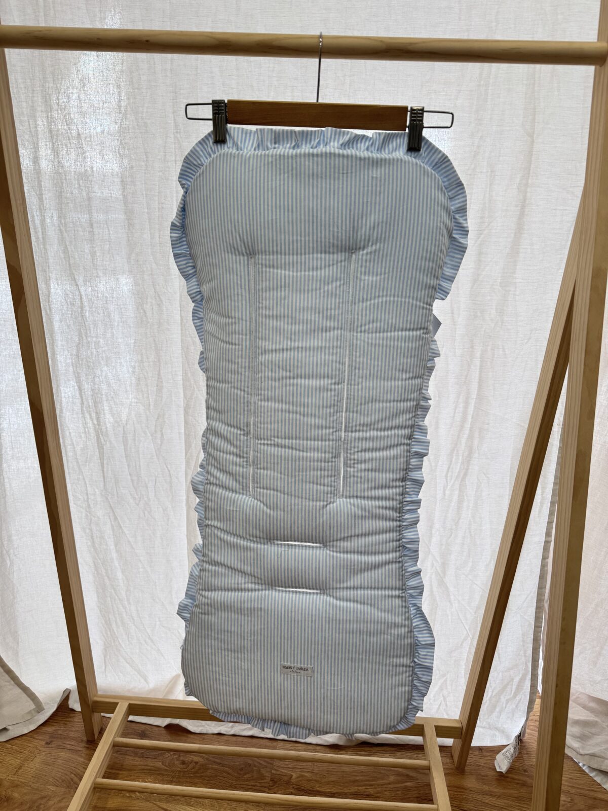 Colchoneta universal con volante rayas azul