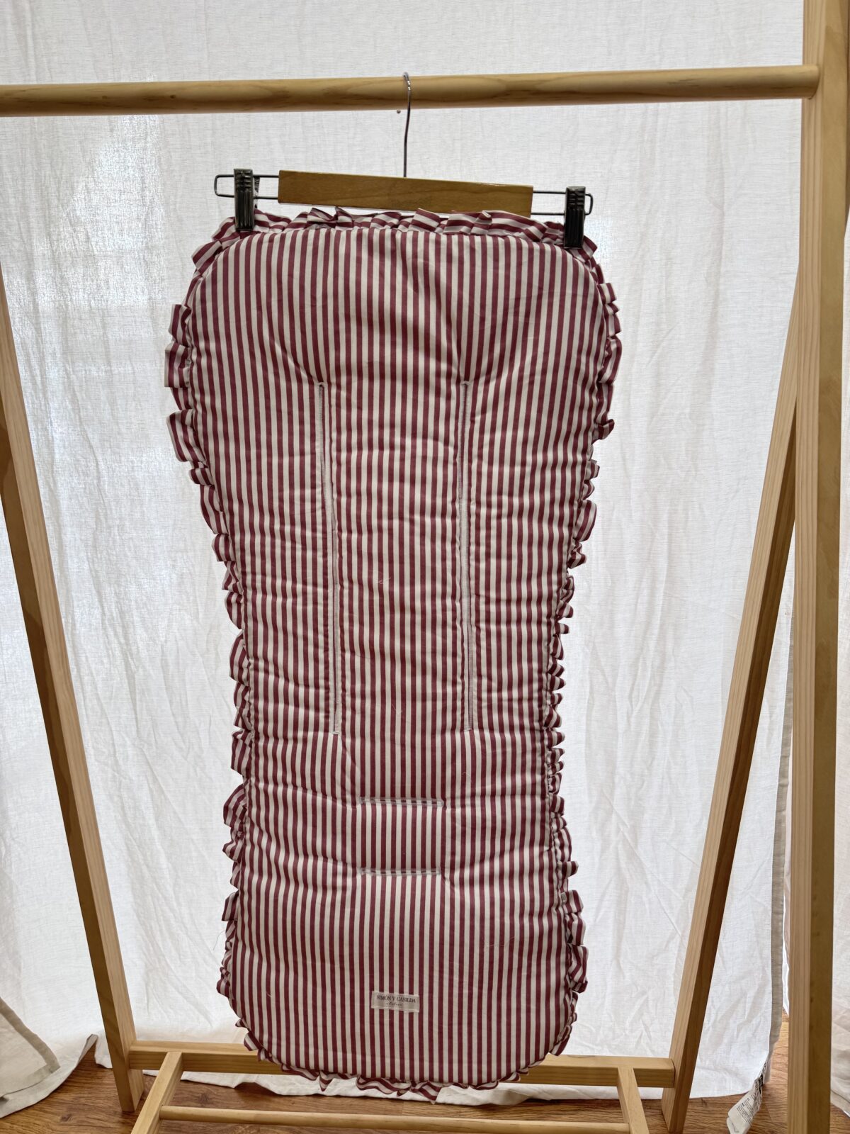 Colchoneta universal con volante rayas granate
